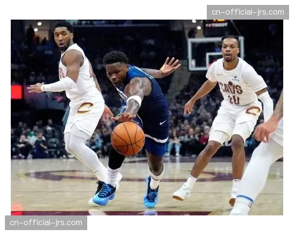 爱德华兹抢断后快攻暴扣提振士气 森林狼比赛观赏性十足 爱德华兹抢断后快攻暴扣提振士气 森林狼比赛观赏性十足